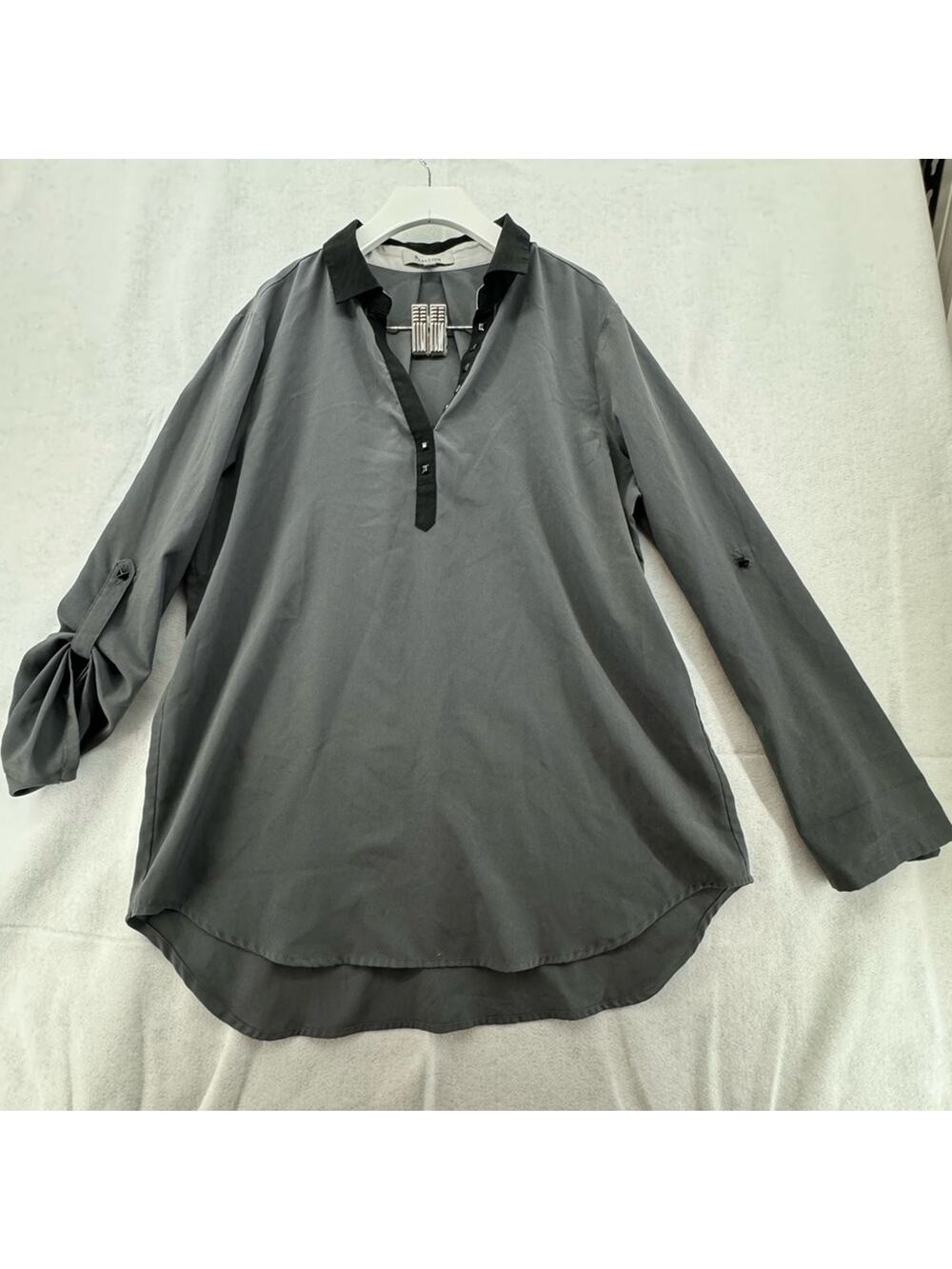 Reaction Kenneth Cole Women’s Convertible Sleeve V-Neck Blouse grey & black sz L